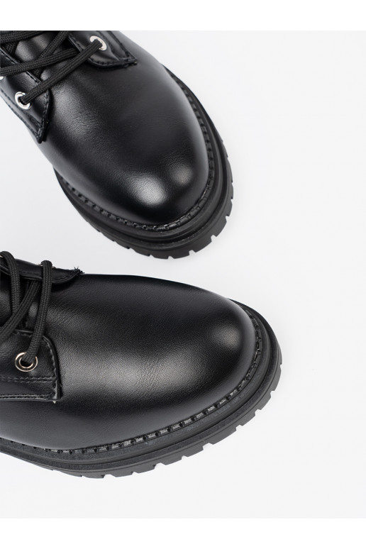  Mustad saapad z metalowym detalem