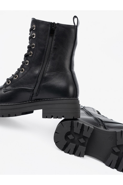  Mustad saapad z metalowym detalem