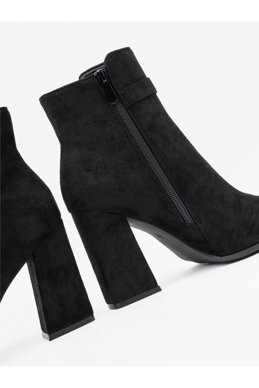 Elegantsed Mustad lumesaapad z biżuteryjnym akcentem