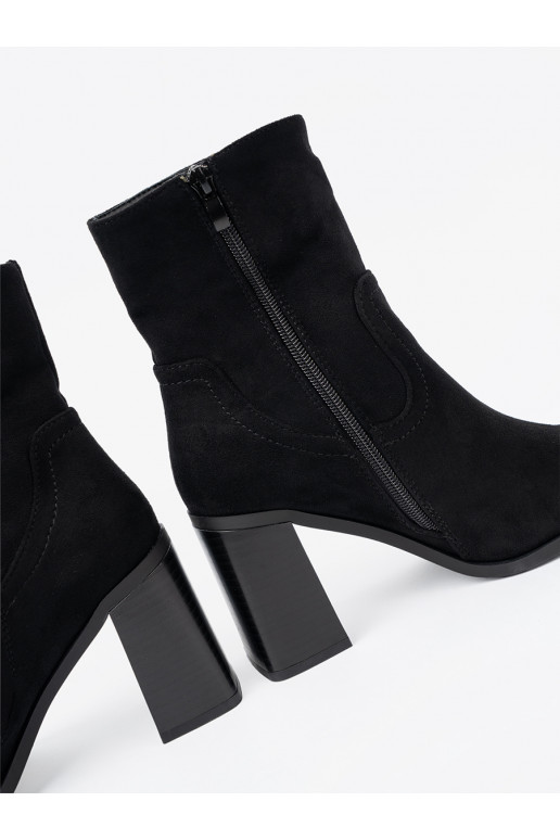 Must lumesaapad  o klasycznym kroju