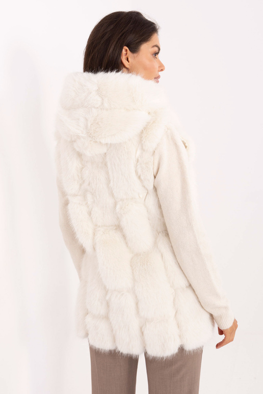 Kreemivärvi vest