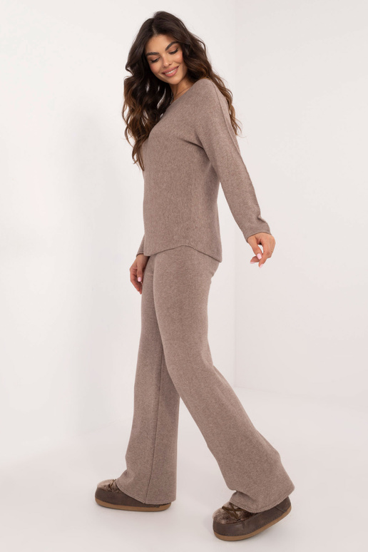 Tumedat liivatoonist komplekt