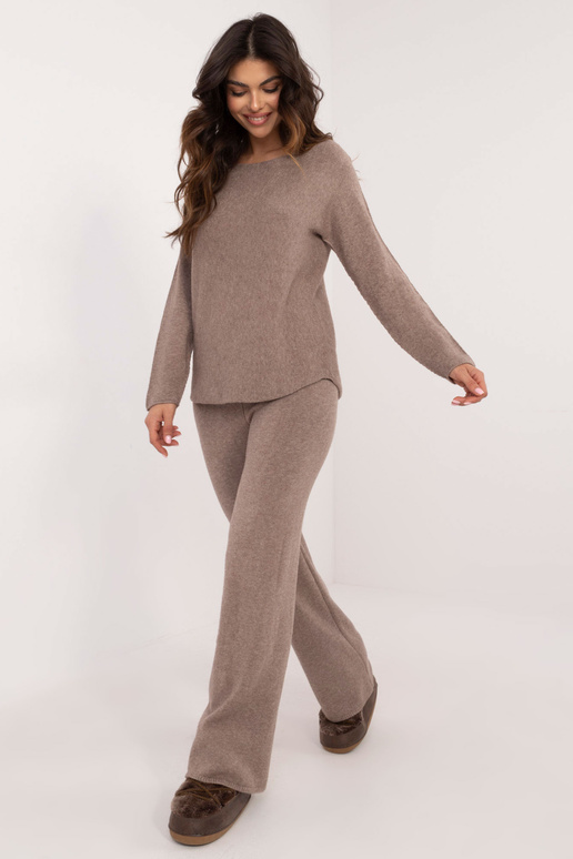 Tumedat liivatoonist komplekt