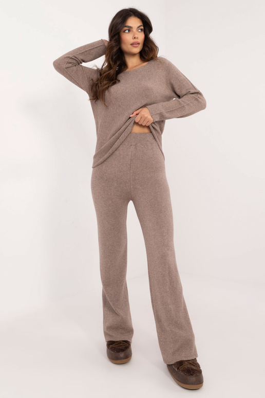 Tumedat liivatoonist komplekt