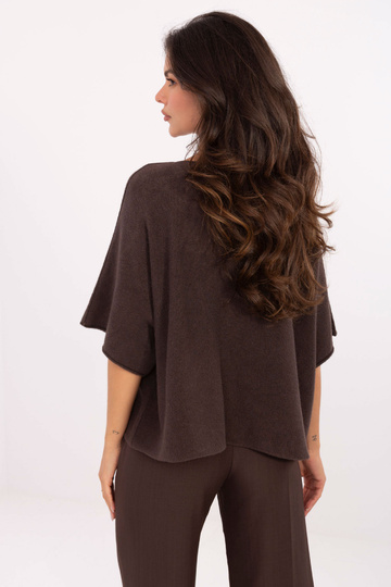 Tumedat pruun kampsun