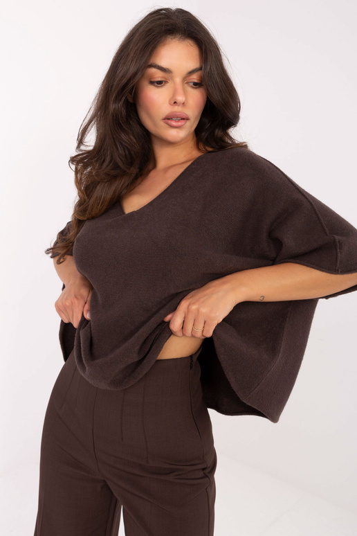 Tumedat pruun kampsun