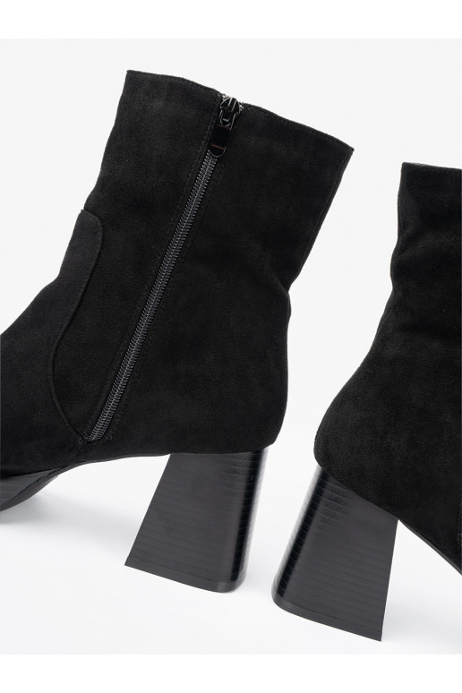 Elegantsed Mustad lumesaapad 