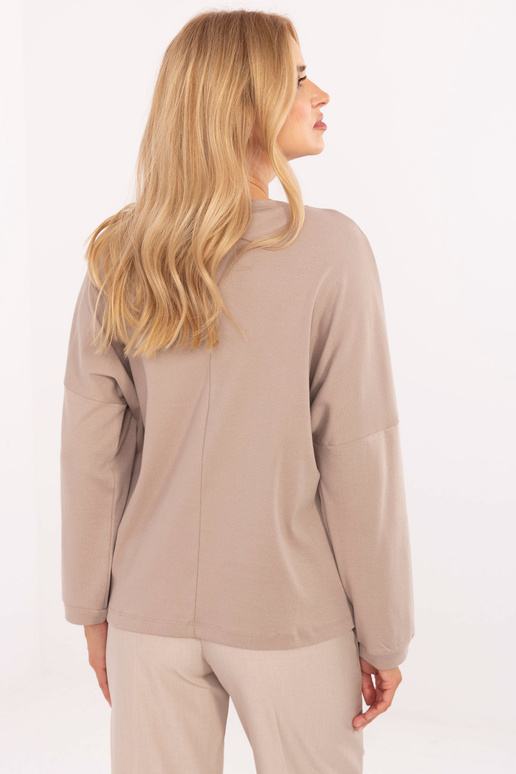 Tumedalt liivavärvi pluus