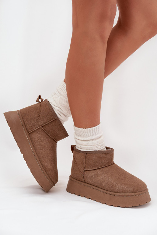 Mustade ja valgete spordijalatsite säravad hõbedased detailid