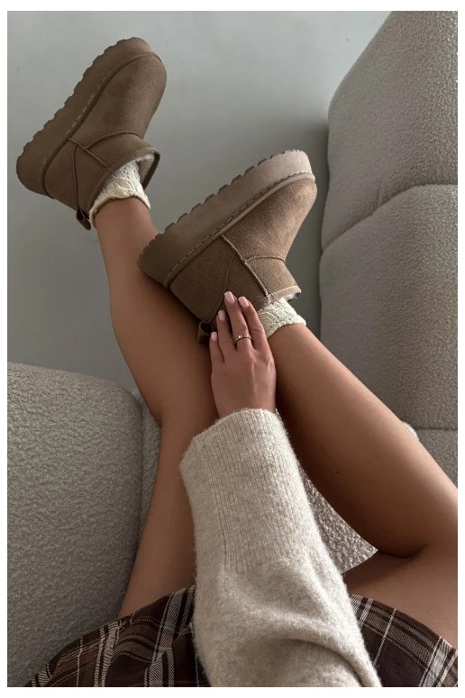 Mustade ja valgete spordijalatsite säravad hõbedased detailid