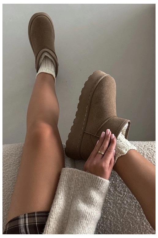 Mustade ja valgete spordijalatsite säravad hõbedased detailid