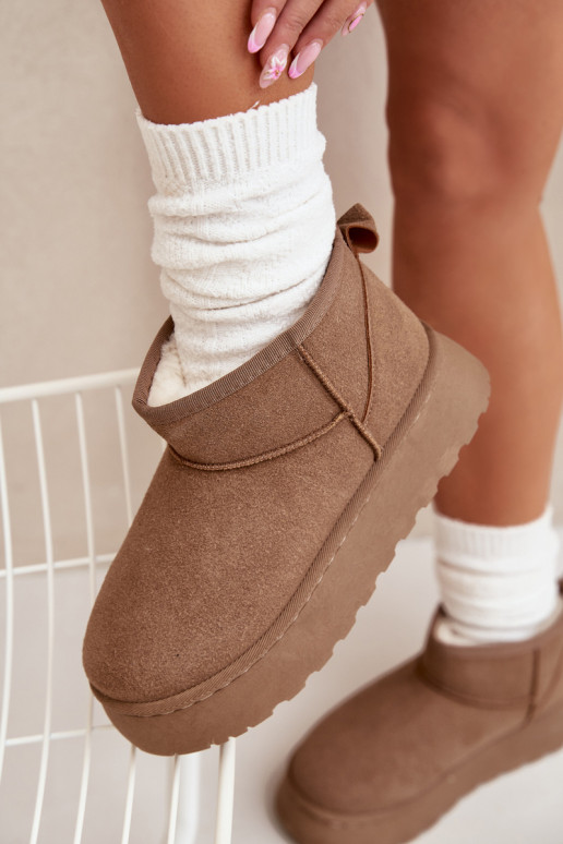 Mustade ja valgete spordijalatsite säravad hõbedased detailid