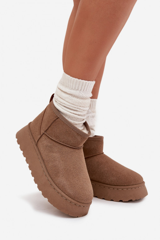 Mustade ja valgete spordijalatsite säravad hõbedased detailid