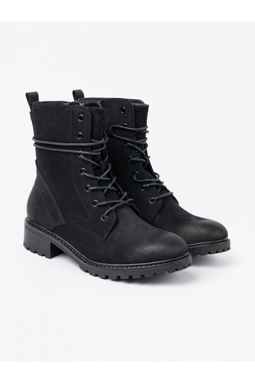  Mustad saapad z ozdobnym m