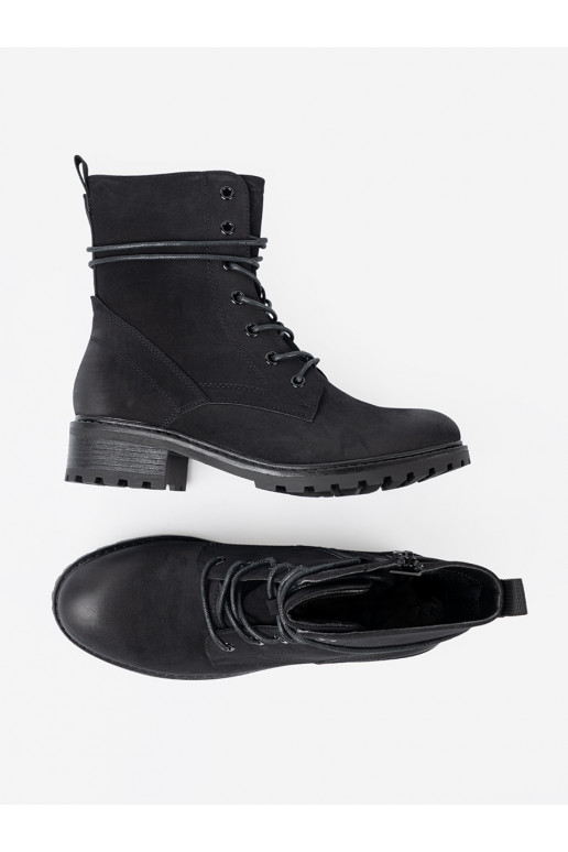  Mustad saapad z ozdobnym m