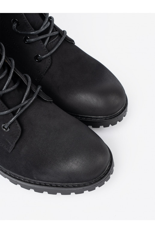  Mustad saapad z ozdobnym m