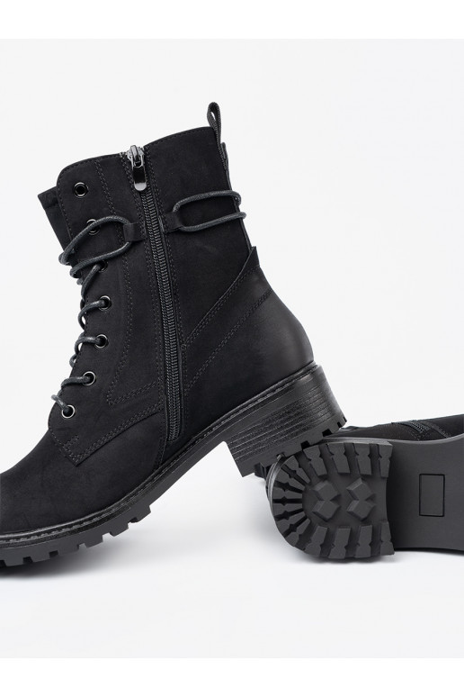  Mustad saapad z ozdobnym m