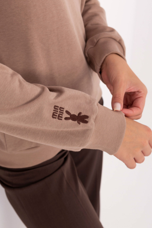 Tumedat liivakarva bluus