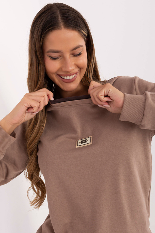 Tumedat liivakarva bluus