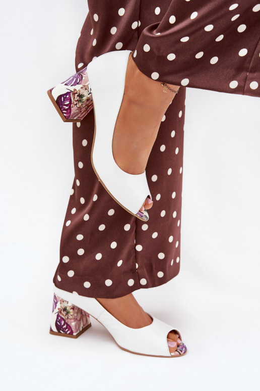   Kingad dekoreeritud kontsaga  Shoes 2608/K valget värvi