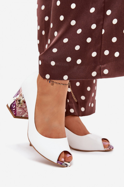   Kingad dekoreeritud kontsaga  Shoes 2608/K valget värvi