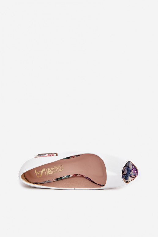Nahkased kingad kaunistatud kontsadega Lejskis Shoes 2608/K valge värvi