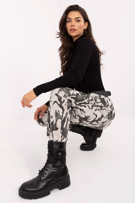 Hele liivakarva püksid Hele liivakarva püksid