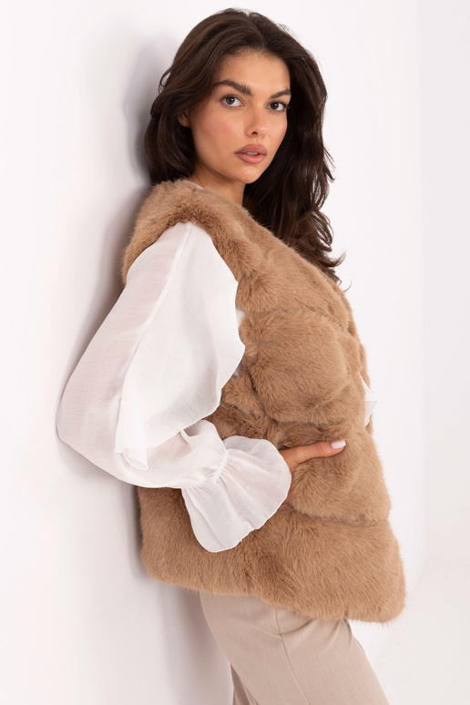 Kaamelivärvi vest