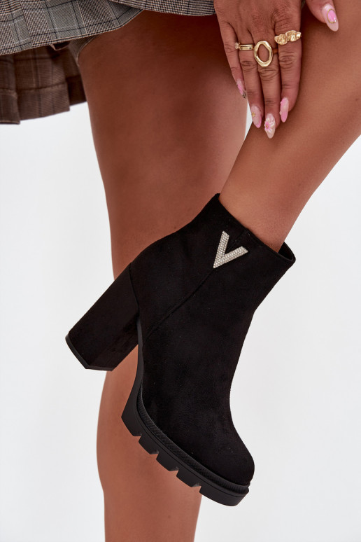 Naiste poolsaapad voodriga kõrge jämeda kontsaga  Detalem Must Briella Naiste poolsaapad voodriga kõrge jämeda kontsaga  Detalem Must Briella