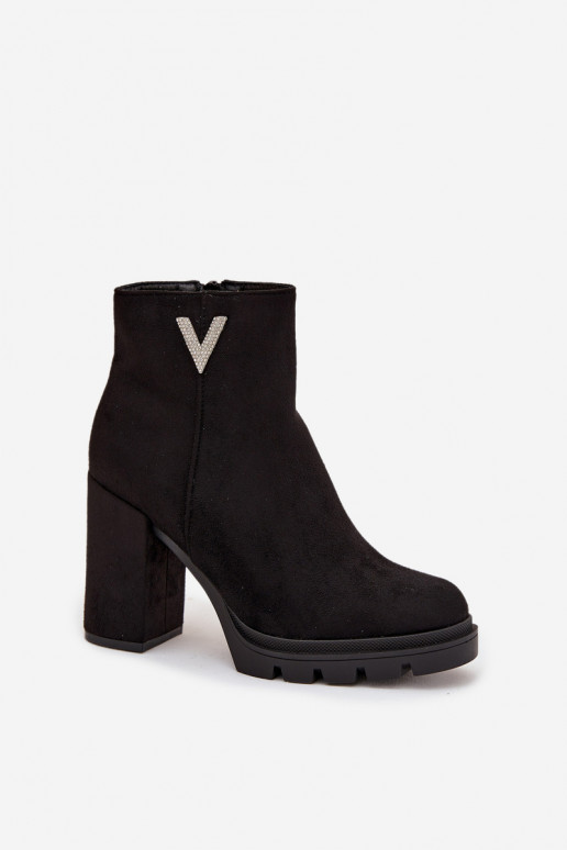 Naiste poolsaapad voodriga kõrge jämeda kontsaga  Detalem Must Briella Naiste poolsaapad voodriga kõrge jämeda kontsaga  Detalem Must Briella