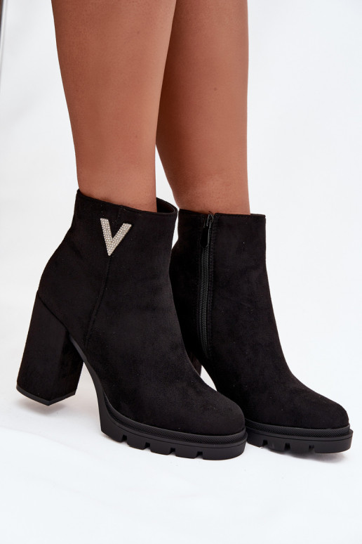 Naiste poolsaapad voodriga kõrge jämeda kontsaga  Detalem Must Briella Naiste poolsaapad voodriga kõrge jämeda kontsaga  Detalem Must Briella