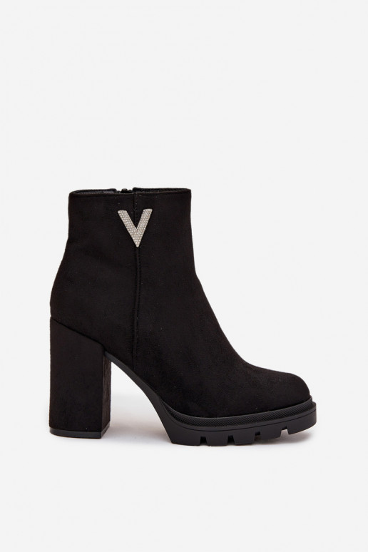 Naiste poolsaapad voodriga kõrge jämeda kontsaga  Detalem Must Briella Naiste poolsaapad voodriga kõrge jämeda kontsaga  Detalem Must Briella