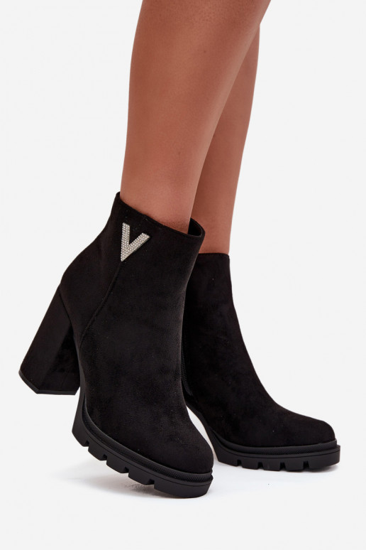 Naiste poolsaapad voodriga kõrge jämeda kontsaga  Detalem Must Briella Naiste poolsaapad voodriga kõrge jämeda kontsaga  Detalem Must Briella