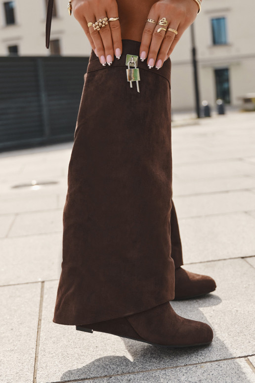 Naiste pikkade saapad platvormiga rihmade ja hõbedaste detailidega šokolaadi värvi Korivelle Naiste pikkade saapad platvormiga rihmade ja hõbedaste detailidega šokolaadi värvi Korivelle