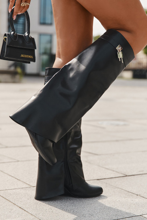 Naiste pikkade saapad platvormiga rihmade ja hõbedaste detailidega eko nahast musta värvi Korivelle