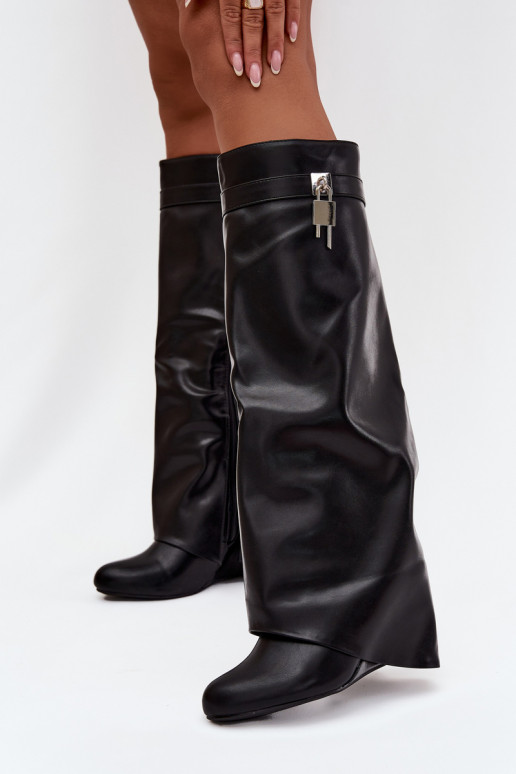 Naiste pikkade saapad platvormiga rihmade ja hõbedaste detailidega eko nahast musta värvi Korivelle