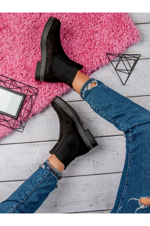 mustad naiste poolsaapad