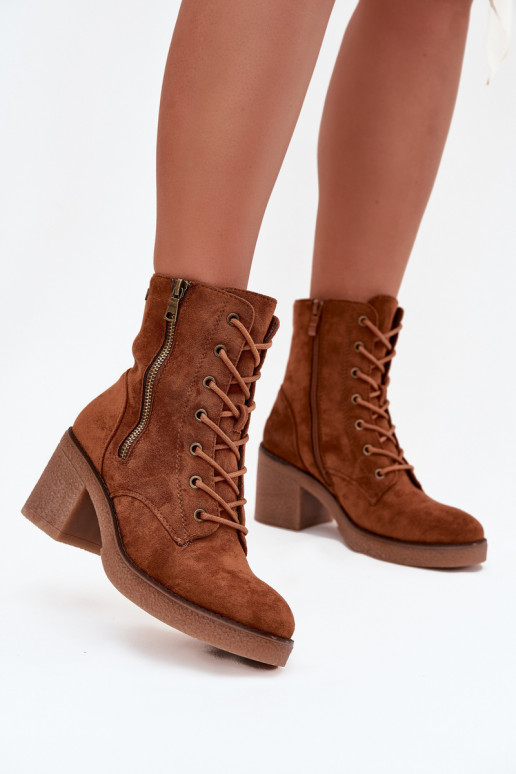 Paressa pruunid pehmendatud saapad lipsude ja lukudega Paressa pruunid pehmendatud saapad lipsude ja lukudega