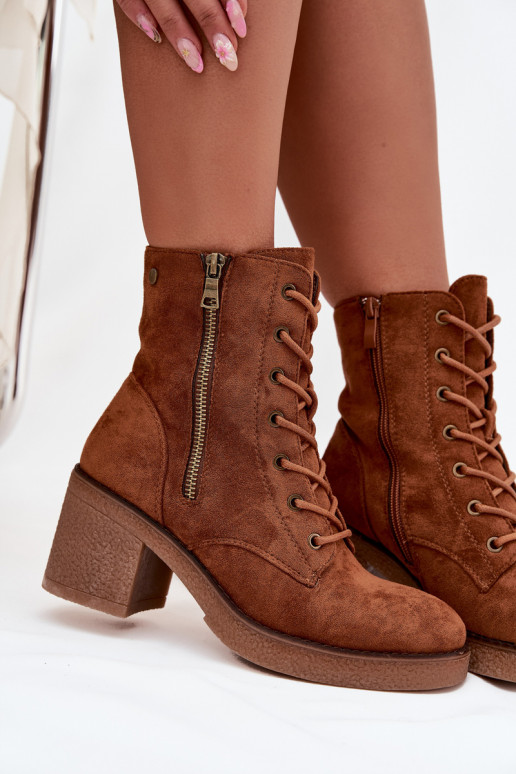 Paressa pruunid pehmendatud saapad lipsude ja lukudega Paressa pruunid pehmendatud saapad lipsude ja lukudega