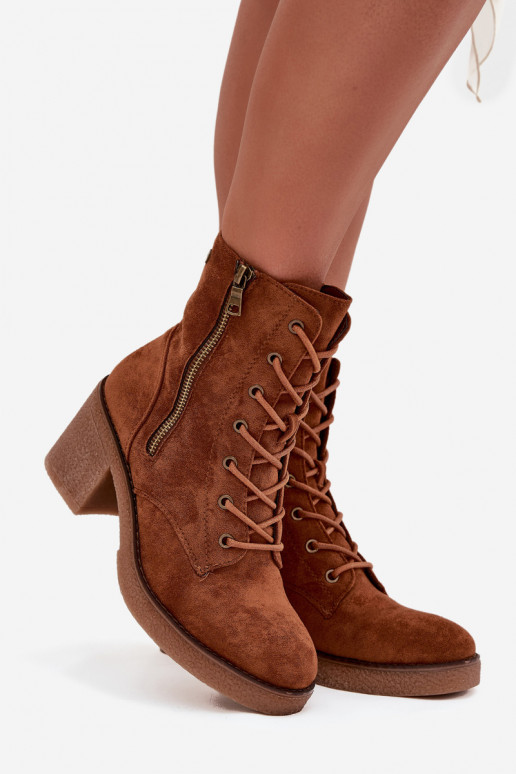 Paressa pruunid pehmendatud saapad lipsude ja lukudega Paressa pruunid pehmendatud saapad lipsude ja lukudega