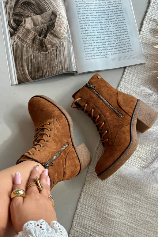 Paressa pruunid pehmendatud saapad lipsude ja lukudega Paressa pruunid pehmendatud saapad lipsude ja lukudega