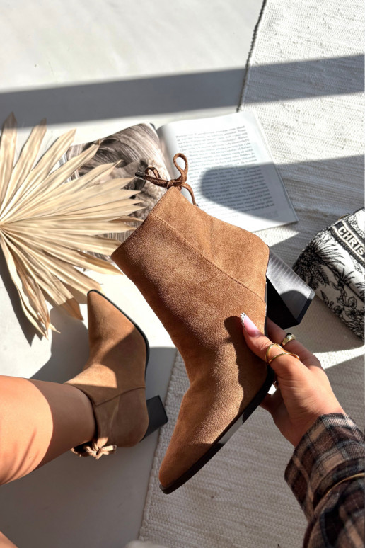 Halisse pruunid saapad stiilsete detailidega Halisse pruunid saapad stiilsete detailidega