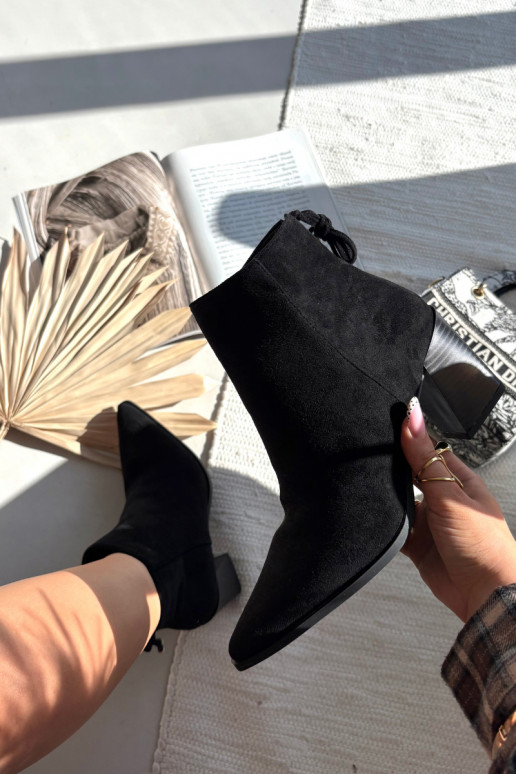 Halisse mustad saapad stiilsete detailidega Halisse mustad saapad stiilsete detailidega