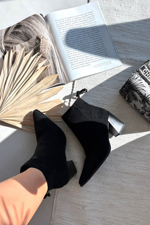 Halisse mustad saapad stiilsete detailidega Halisse mustad saapad stiilsete detailidega