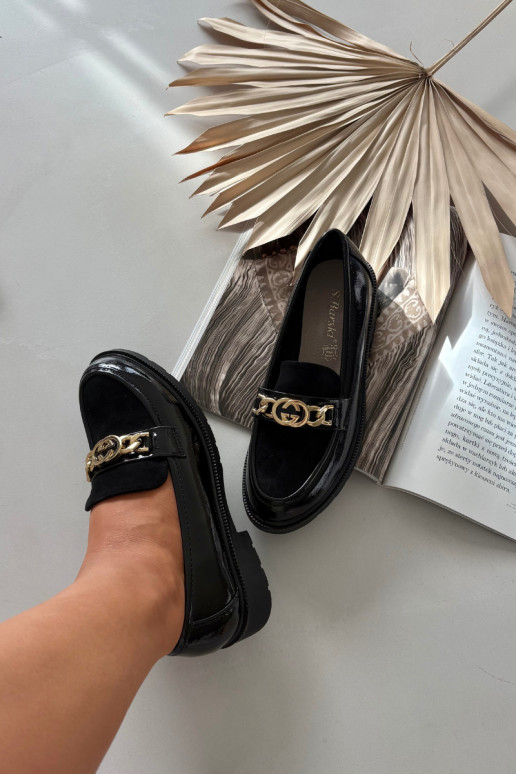 Läikivad naiste mokasiinid kuldsete detailidega S.Barski HY52-540 musta värvi Läikivad naiste mokasiinid kuldsete detailidega S.Barski HY52-540 musta värvi