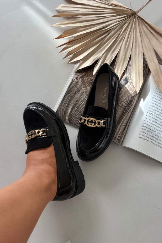 Läikivad naiste mokasiinid kuldsete detailidega S.Barski HY52-540 musta värvi Läikivad naiste mokasiinid kuldsete detailidega S.Barski HY52-540 musta värvi