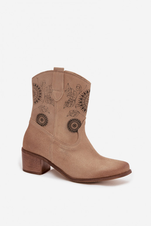 Naiste seemisnahast saapad aukude elementidega kontsadega Zazoo 3844 liivakarva Naiste seemisnahast saapad aukude elementidega kontsadega Zazoo 3844 liivakarva