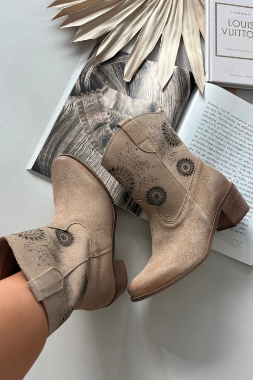 Naiste seemisnahast saapad aukude elementidega kontsadega Zazoo 3844 liivakarva Naiste seemisnahast saapad aukude elementidega kontsadega Zazoo 3844 liivakarva