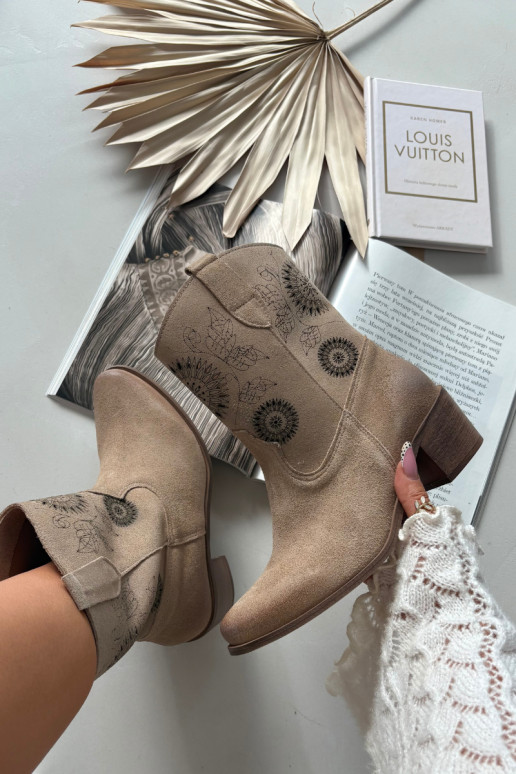 Naiste seemisnahast saapad aukude elementidega kontsadega Zazoo 3844 liivakarva Naiste seemisnahast saapad aukude elementidega kontsadega Zazoo 3844 liivakarva