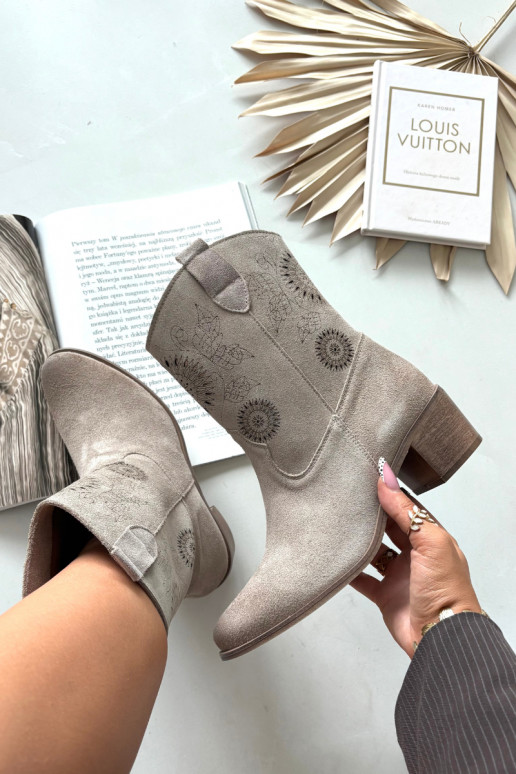 Naiste seemisnahast saapad aukude elementidega kontsadega Zazoo 3844 kaputsino värvi Naiste seemisnahast saapad aukude elementidega kontsadega Zazoo 3844 kaputsino värvi